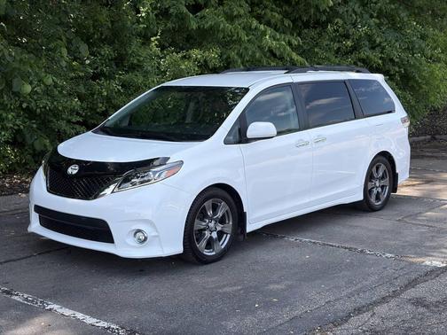 Super White 2017 Toyota Sienna SE Premium