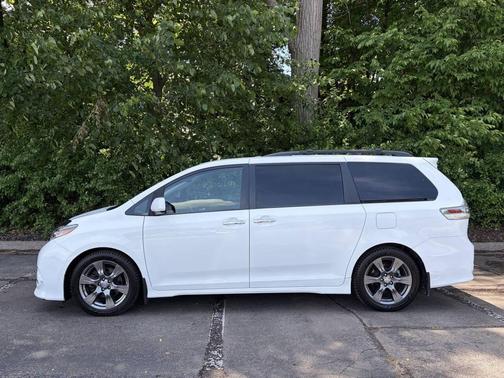 Super White 2017 Toyota Sienna SE Premium