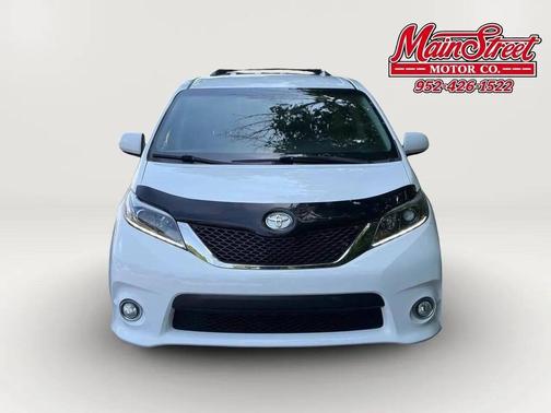 Super White 2017 Toyota Sienna SE Premium