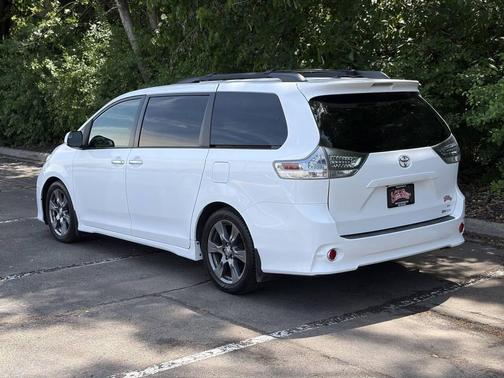 Super White 2017 Toyota Sienna SE Premium