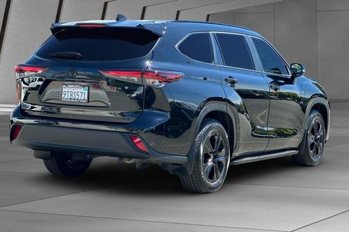 Midnight Black Metallic 2025 Toyota Highlander Hybrid XLE