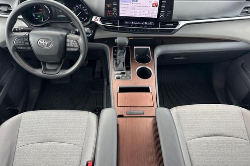 2022 Toyota Sienna LE