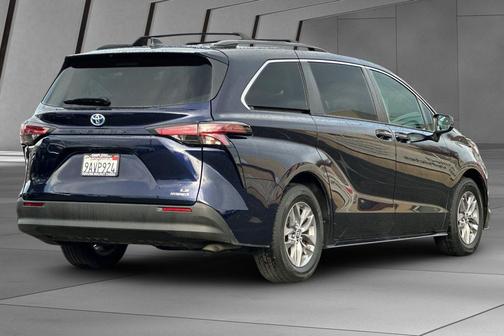 2022 Toyota Sienna LE