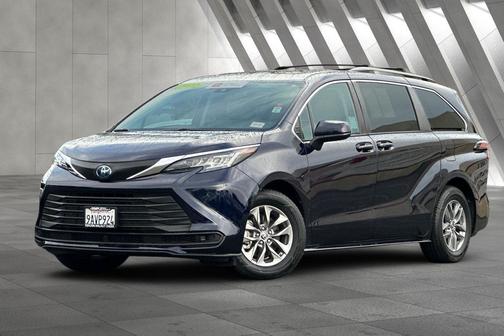 2022 Toyota Sienna LE