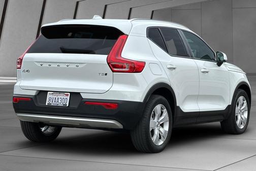 2021 Volvo XC40 T5 Momentum