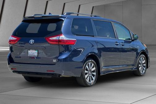 Parisian Night Pearl 2019 Toyota Sienna XLE