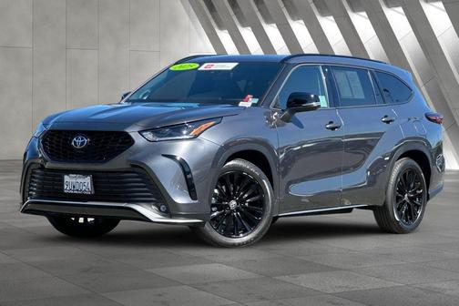 Magnetic Gray Metallic 2025 Toyota Highlander XSE
