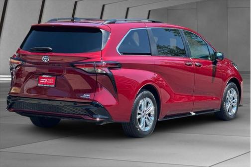 2022 Toyota Sienna XSE 7 Passenger