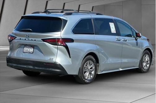 2021 Toyota Sienna XLE 8 Passenger