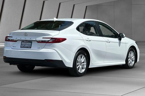 Ice Cap 2025 Toyota Camry LE