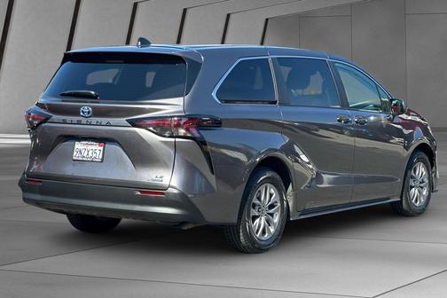2024 Toyota Sienna LE