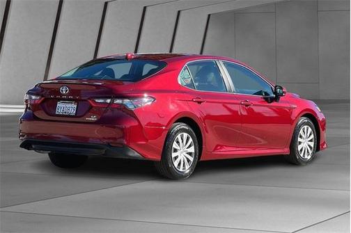 Photo 3 of 37 of 2021 Toyota Camry Hybrid LE