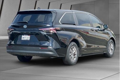 2023 Toyota Sienna LE