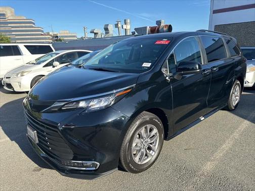 2023 Toyota Sienna XLE 8 Passenger