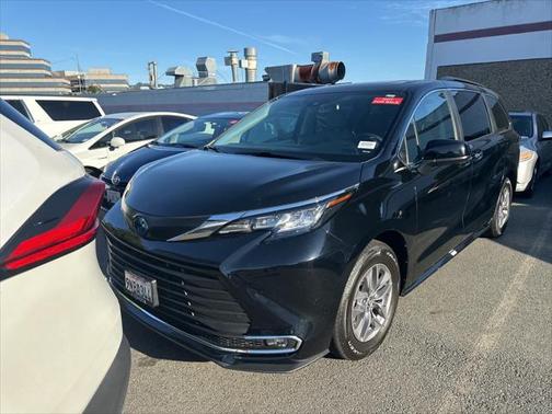 2023 Toyota Sienna XLE 8 Passenger