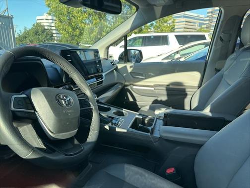2023 Toyota Sienna XLE 8 Passenger