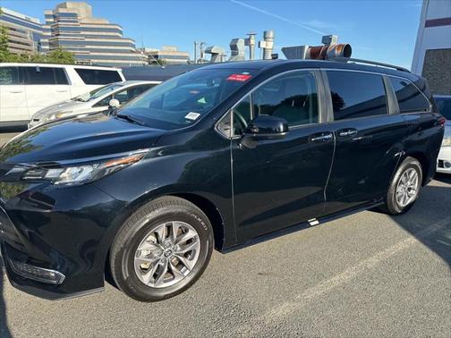 2023 Toyota Sienna XLE 8 Passenger