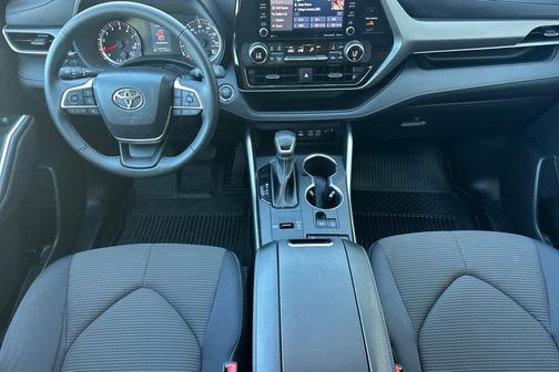 2022 Toyota Highlander LE