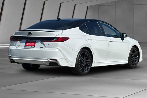 Wind Chill Pearl w/Midnight Black Metallic Roof 2026 Toyota Camry XSE