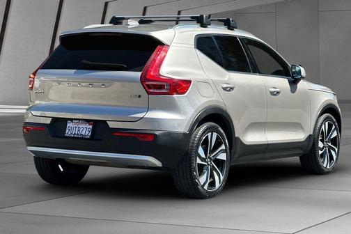 2023 Volvo XC40 B5 Ultimate Bright Theme