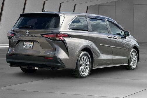 2022 Toyota Sienna LE