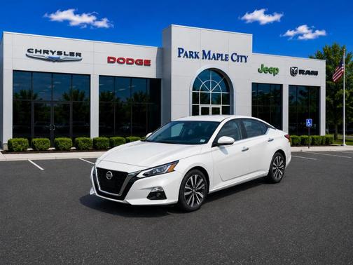 White 2023 Nissan Altima 2.5 SV
