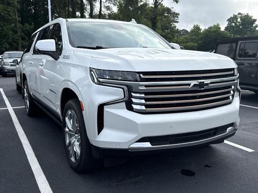 Iridescent Pearl Tricoat 2023 Chevrolet Suburban 2WD High Country