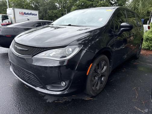 Brilliant Black Crystal Pearlcoat 2019 Chrysler Pacifica Touring Plus