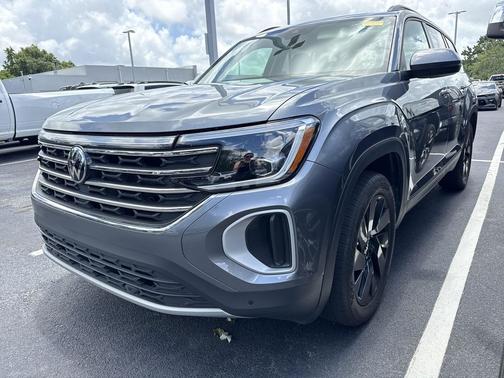 Platinum Gray Metallic 2024 Volkswagen Atlas 2.0T SE w/Technology