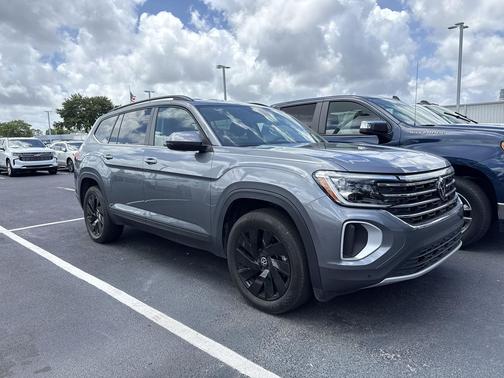 Platinum Gray Metallic 2024 Volkswagen Atlas 2.0T SE w/Technology