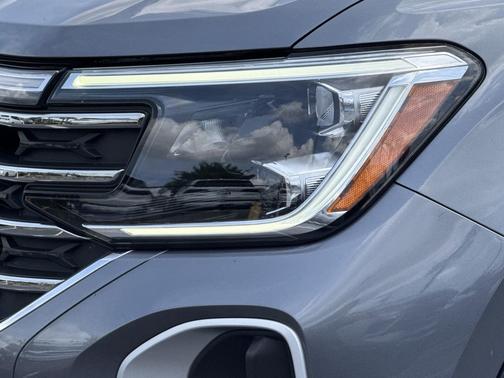 Platinum Gray Metallic 2024 Volkswagen Atlas 2.0T SE w/Technology