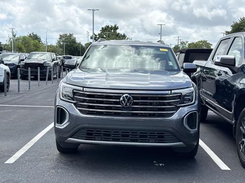 Platinum Gray Metallic 2024 Volkswagen Atlas 2.0T SE w/Technology