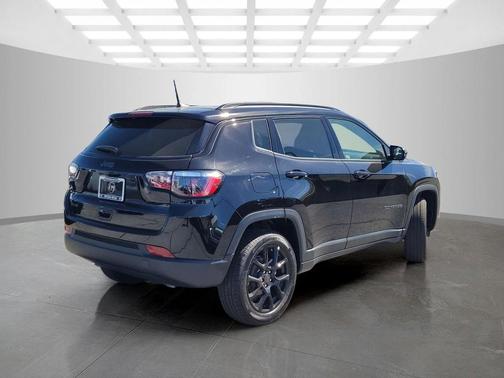 Diamond Black Crystal Pearlcoat 2026 Jeep Compass Latitude