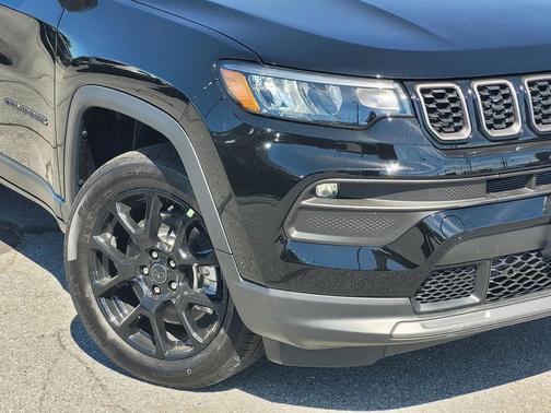 Diamond Black Crystal Pearlcoat 2026 Jeep Compass Latitude