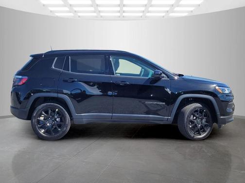 Diamond Black Crystal Pearlcoat 2026 Jeep Compass Latitude