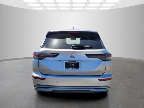 Alloy Silver Metallic 2025 Mitsubishi Outlander SE