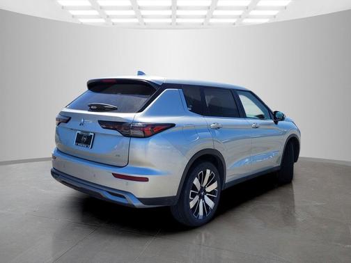 Alloy Silver Metallic 2025 Mitsubishi Outlander SE