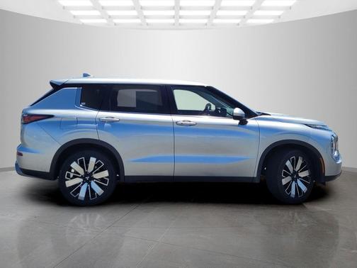 Alloy Silver Metallic 2025 Mitsubishi Outlander SE