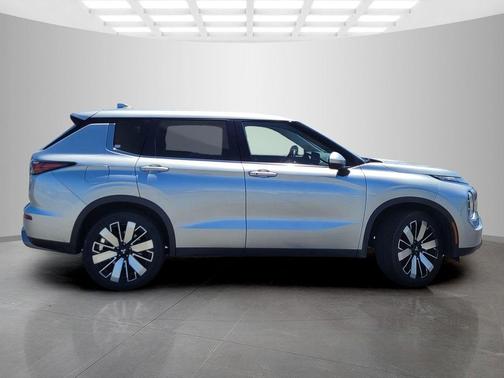 Alloy Silver Metallic 2025 Mitsubishi Outlander SE