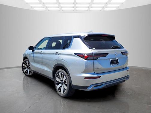 Alloy Silver Metallic 2025 Mitsubishi Outlander SE