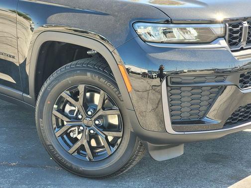 Diamond Black Crystal Pearlcoat 2026 Jeep Grand Cherokee L Altitude