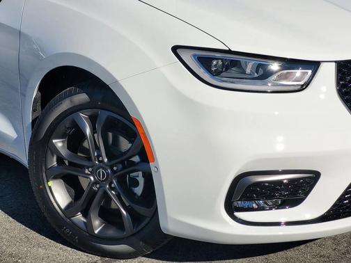 Bright White Clearcoat 2026 Chrysler Pacifica L