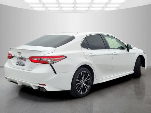 Super White 2018 Toyota Camry SE