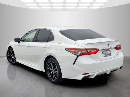 Super White 2018 Toyota Camry SE