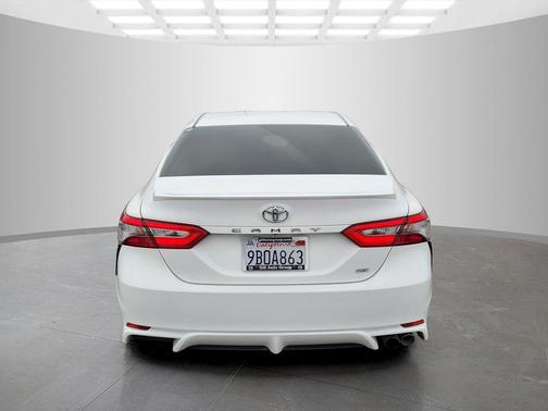 Super White 2018 Toyota Camry SE