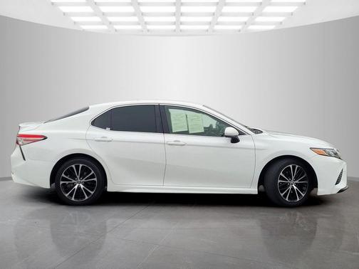 Super White 2018 Toyota Camry SE