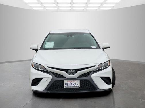 Super White 2018 Toyota Camry SE
