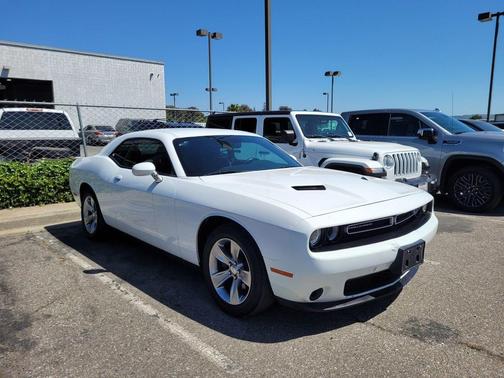 Bright White Clearcoat 2016 Dodge Challenger SXT