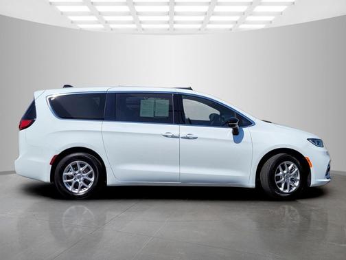 2024 Chrysler Pacifica Touring