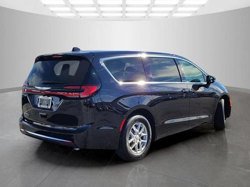 Diamond Black Crystal Pearlcoat 2026 Chrysler Pacifica L